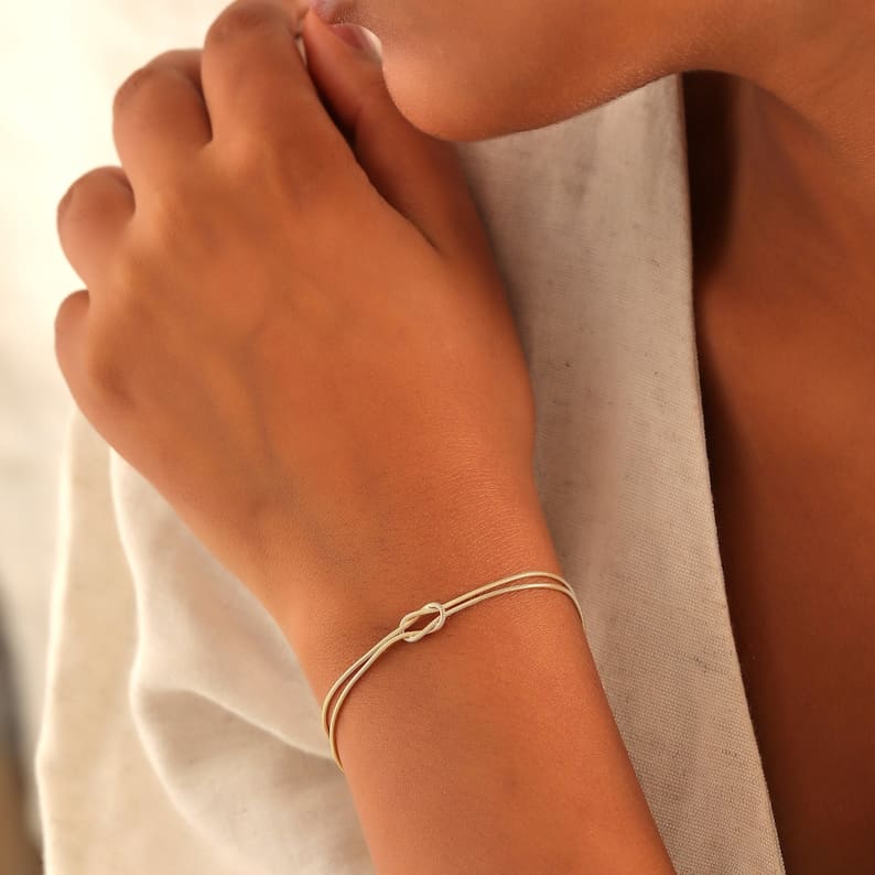 LUNA | Tijdloze Liefdesknoop Armband in Minimalistische Stijl