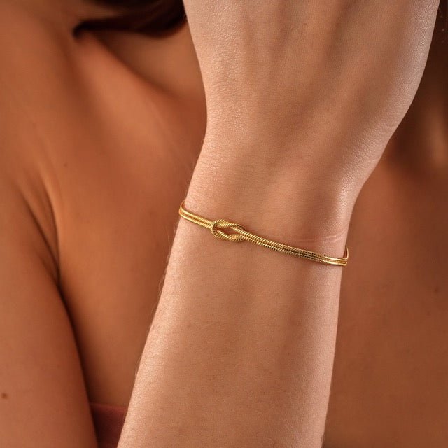 LUNA | Tijdloze Liefdesknoop Armband in Minimalistische Stijl