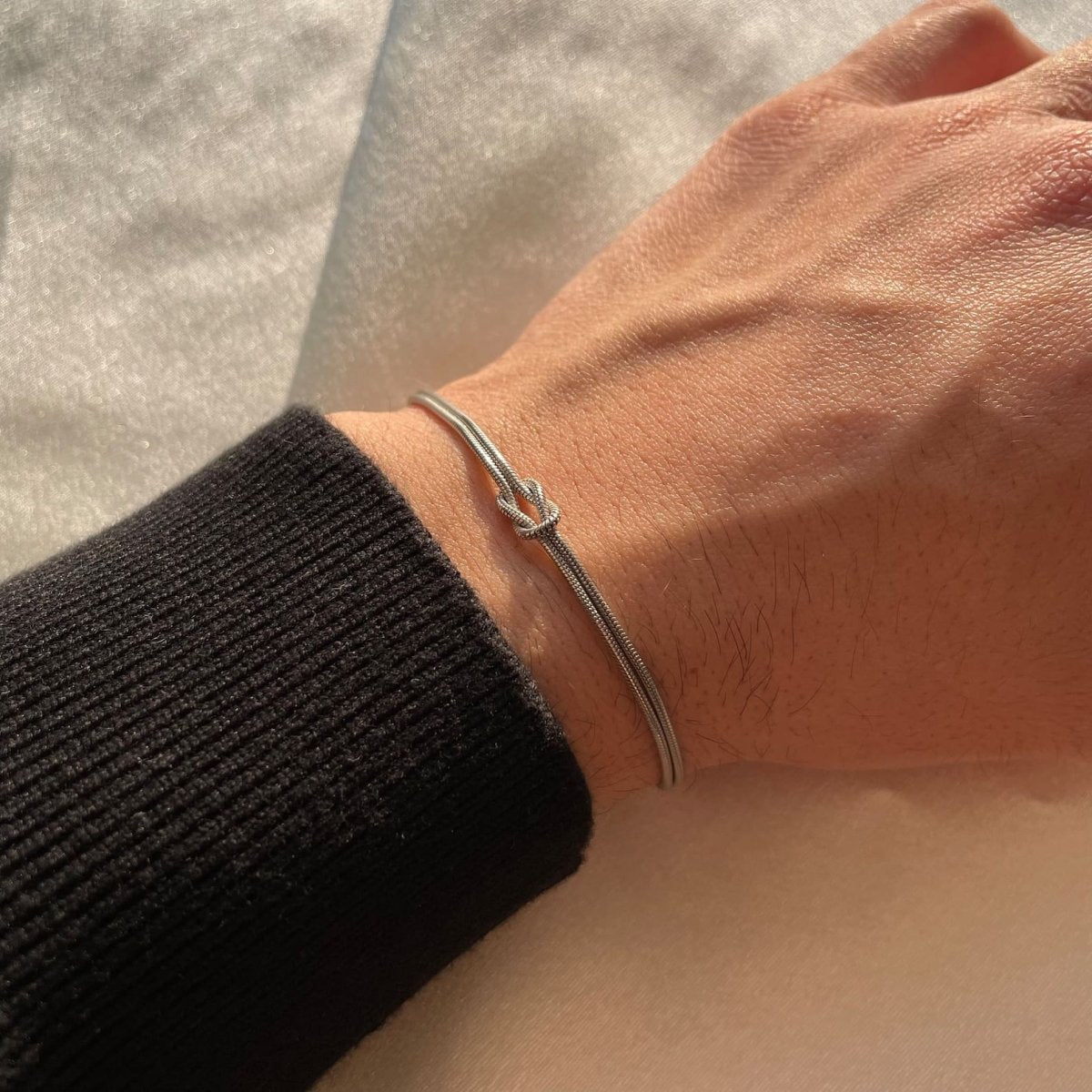 LUNA | Tijdloze Liefdesknoop Armband in Minimalistische Stijl