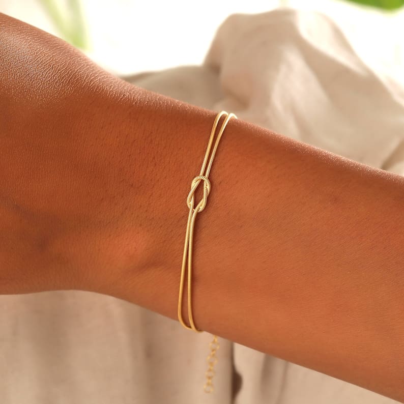 LUNA | Tijdloze Liefdesknoop Armband in Minimalistische Stijl